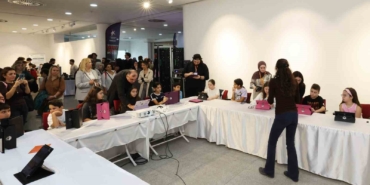 Küçükçekmece Belediyesi’nin düzenlediği Yapay Zeka Şenliği’nde öğrenme ve üretme fırsatı