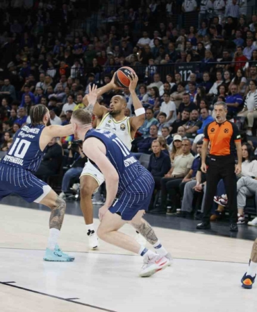 Euroleague: A. Efes: 69 - Fenerbahçe: 79