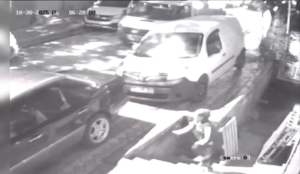 Sultangazi’de paletleri kamyonete yükleyip çaldılar: 1’i kadın 2 hırsız rahat tavırlarıyla dikkat çekti