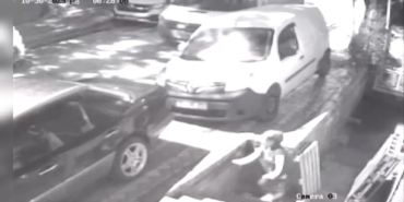 Sultangazi’de paletleri kamyonete yükleyip çaldılar: 1’i kadın 2 hırsız rahat tavırlarıyla dikkat çekti