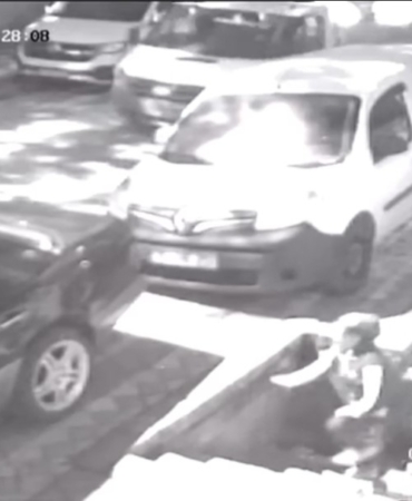 Sultangazi’de paletleri kamyonete yükleyip çaldılar: 1’i kadın 2 hırsız rahat tavırlarıyla dikkat çekti