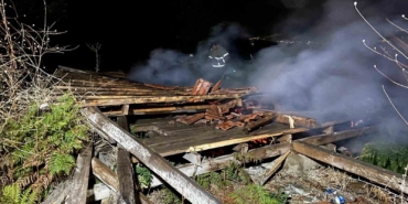 Tarlada çıkan yangın 2 barakayı küle çevirdi