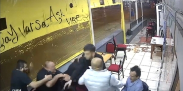 Çay ocağında otururken silahlı saldırıya uğradı: O anlar kamerada