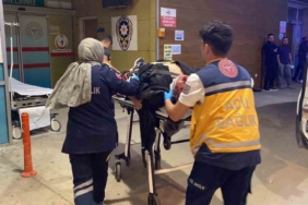 Kontrolden çıkan motosiklet kaldırma çarptı : 1 ağır yaralı