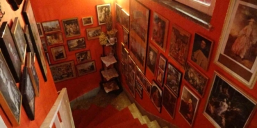 Paris’ten Bursa’ya uzanan antika hikayesi: Kolilerde bekleyen eşyalarla müze gibi kafe kurdu