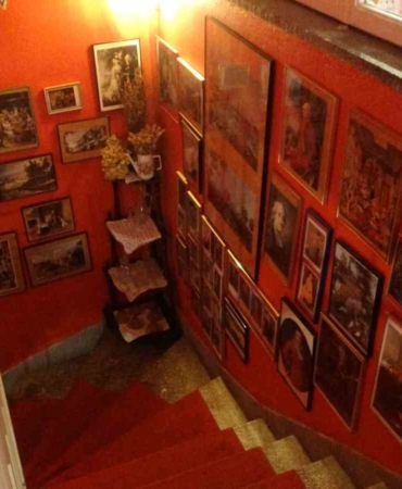 Paris’ten Bursa’ya uzanan antika hikayesi: Kolilerde bekleyen eşyalarla müze gibi kafe kurdu