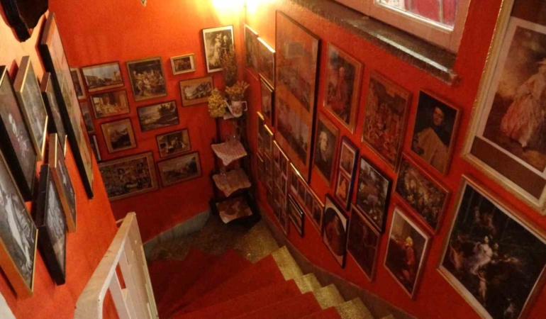 Paris’ten Bursa’ya uzanan antika hikayesi: Kolilerde bekleyen eşyalarla müze gibi kafe kurdu