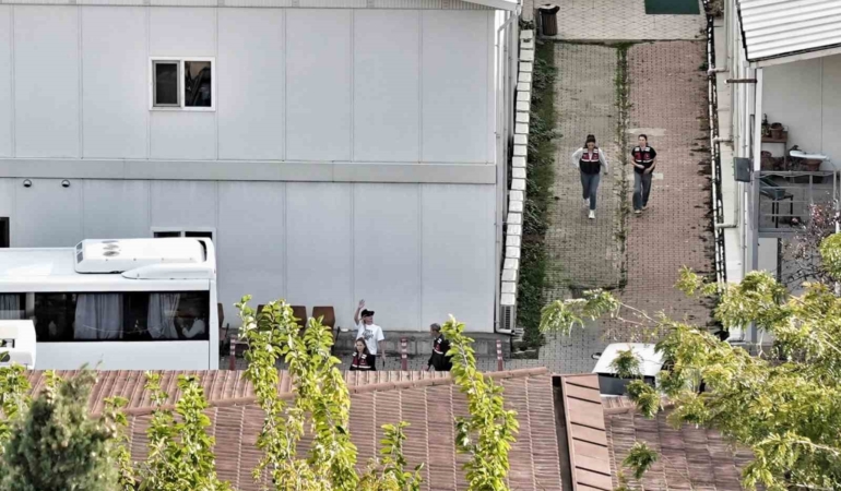 İrem Derici nişan gününde Adli Tıp Kurumu’nda böyle görüntülendi