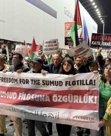İsrail’in Sumud Filosu’na saldırısı İsrail Başkonsolosluğu önünde protesto edildi