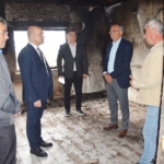 Kaymakam Nebioğlu, evi yanan aileyi ziyaret etti