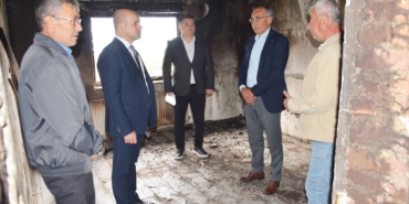 Kaymakam Nebioğlu, evi yanan aileyi ziyaret etti