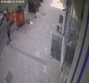 Arnavutköy’de şiddetli rüzgar nedeniyle vatandaşlar zor anlar yaşadı, çöp konteyneri kaydı