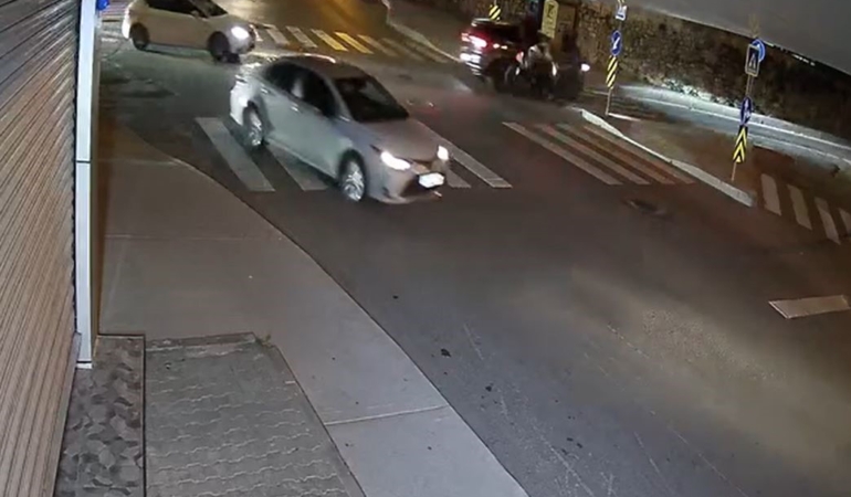Arnavutköy’de motosikletle otomobil çarpıştı: 2 yaralı