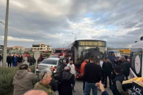 Ayvalık’ta belediye otobüsü ile otomobil çarpıştı: 2 yaralı