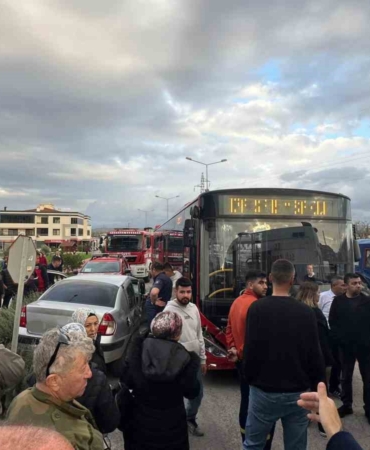 Ayvalık’ta belediye otobüsü ile otomobil çarpıştı: 2 yaralı