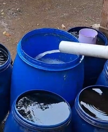 Bursa’da yağmur suyunu varillere biriktirerek tasarruf ediyor