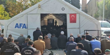 Depremin vurduğu Sındırgı’da cuma namazı çadırlarda kılındı
