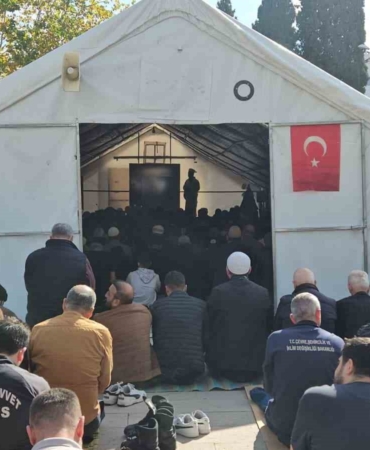 Depremin vurduğu Sındırgı’da cuma namazı çadırlarda kılındı