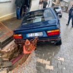 Çanakkale’de çöken yol otomobilleri yuttu