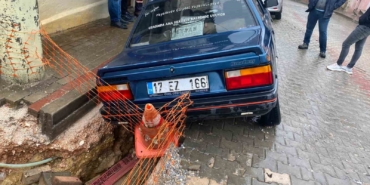 Çanakkale’de çöken yol otomobilleri yuttu