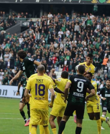 Trendyol Süper Lig: Kocaelispor:0 - Eyüpspor: 0 (İlk yarı)