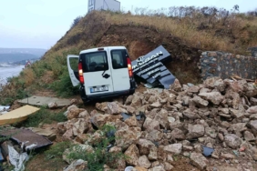 Erdek’te kaygan yolda ticari araç duvara çarptı, sürücü yaralandı