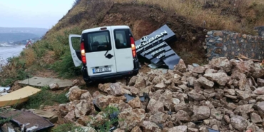 Erdek’te kaygan yolda ticari araç duvara çarptı, sürücü yaralandı