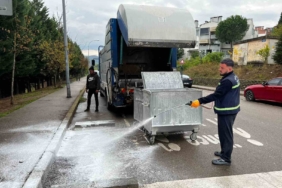 Çöp konteynerler yıkanarak dezenfekte ediliyor