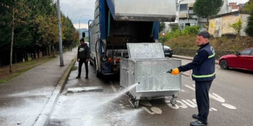 Çöp konteynerler yıkanarak dezenfekte ediliyor