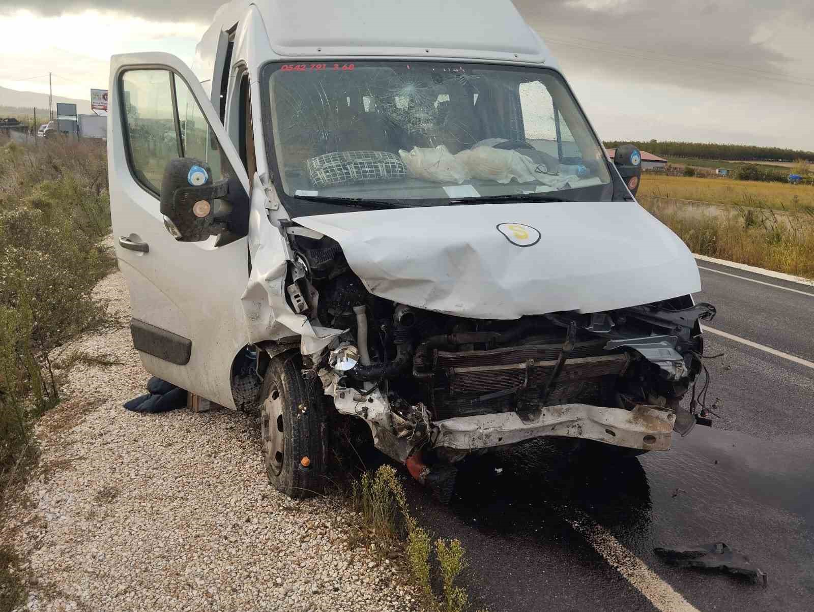 Gönen’de öğrenci servisi ile otomobil çarpıştı: 2 ölü, 7 öğrenci yaralı