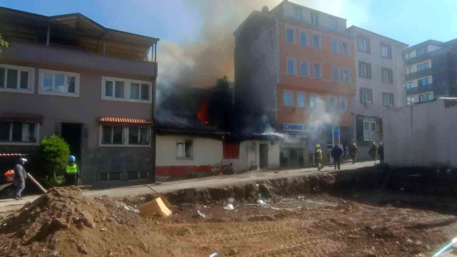 Bursa’da 2 katlı müstakil ev alev alev yandı