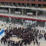 Binlerce mağdur gökyüzüne siyah balon bıraktı