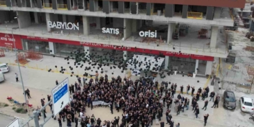 Binlerce mağdur gökyüzüne siyah balon bıraktı