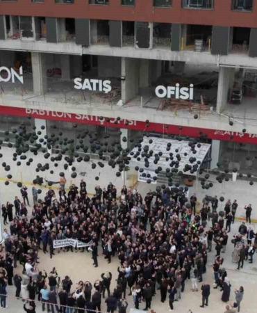 Binlerce mağdur gökyüzüne siyah balon bıraktı