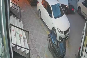 Esenyurt’ta motosiklet araca çarptı, o anlar kamerada