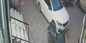 Esenyurt’ta motosiklet araca çarptı, o anlar kamerada