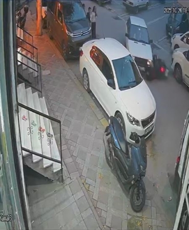 Esenyurt’ta motosiklet araca çarptı, o anlar kamerada