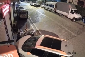 Sokakta ateş yakıp kaçtı: Park halindeki araç yanmaktan son anda kurtuldu