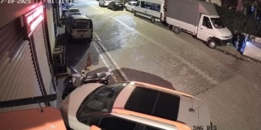 Sokakta ateş yakıp kaçtı: Park halindeki araç yanmaktan son anda kurtuldu