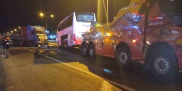 Bozüyük’te yolcu otobüsü ile tır çarpıştı: 20 yaralı