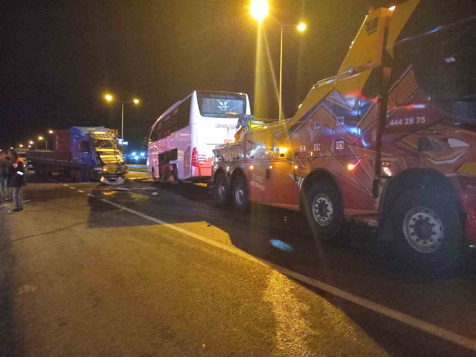 Bozüyük’te yolcu otobüsü ile tır çarpıştı: 20 yaralı