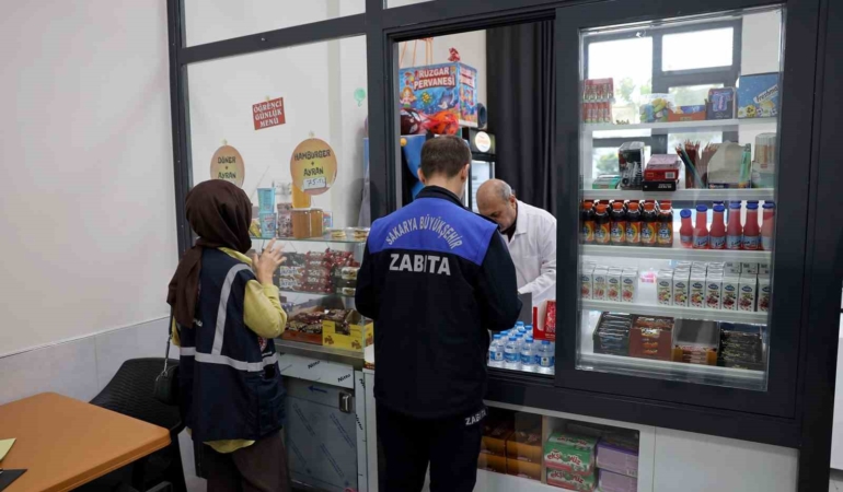 Okul kantinlerine denetim: Çocukların sağlığı için ürünleri tek tek incelediler