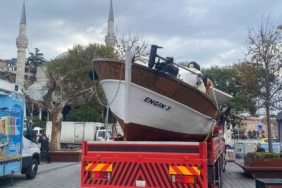 Üsküdar’da yolcu motoru balıkçı teknesine çarptı