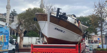 Üsküdar’da yolcu motoru balıkçı teknesine çarptı