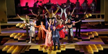 Nilüfer Kent Tiyatrosu’ndan "Lüküs Hayat" ile görkemli sezon açılışı