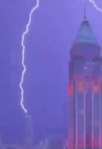 İstanbul Finans Merkezi’nin tepesine yıldırım düştü