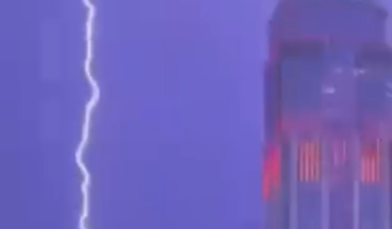 İstanbul Finans Merkezi’nin tepesine yıldırım düştü