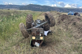 Su kanalına devrilen traktörün altında kalan yaşlı adam hayatını kaybetti