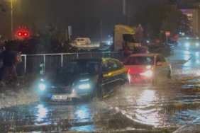 İstanbul’da aniden bastıran sağanak yağmur hayatı felç etti