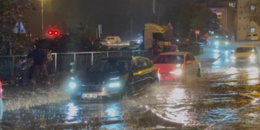 İstanbul’da aniden bastıran sağanak yağmur hayatı felç etti